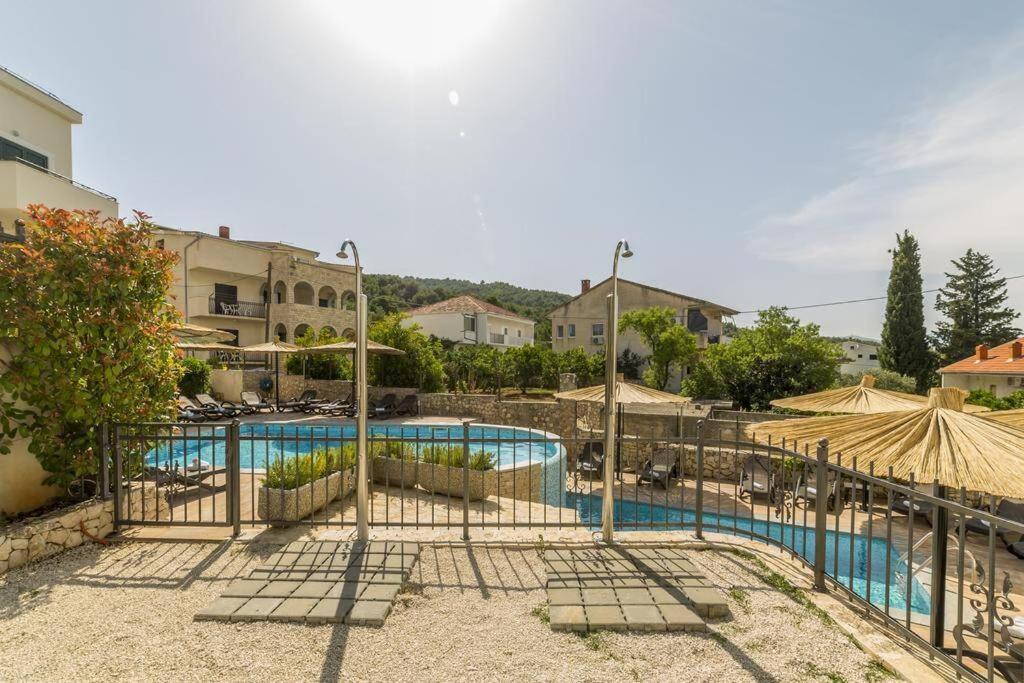 Seaesta Apartment Pool And Beach Slatine Kültér fotó